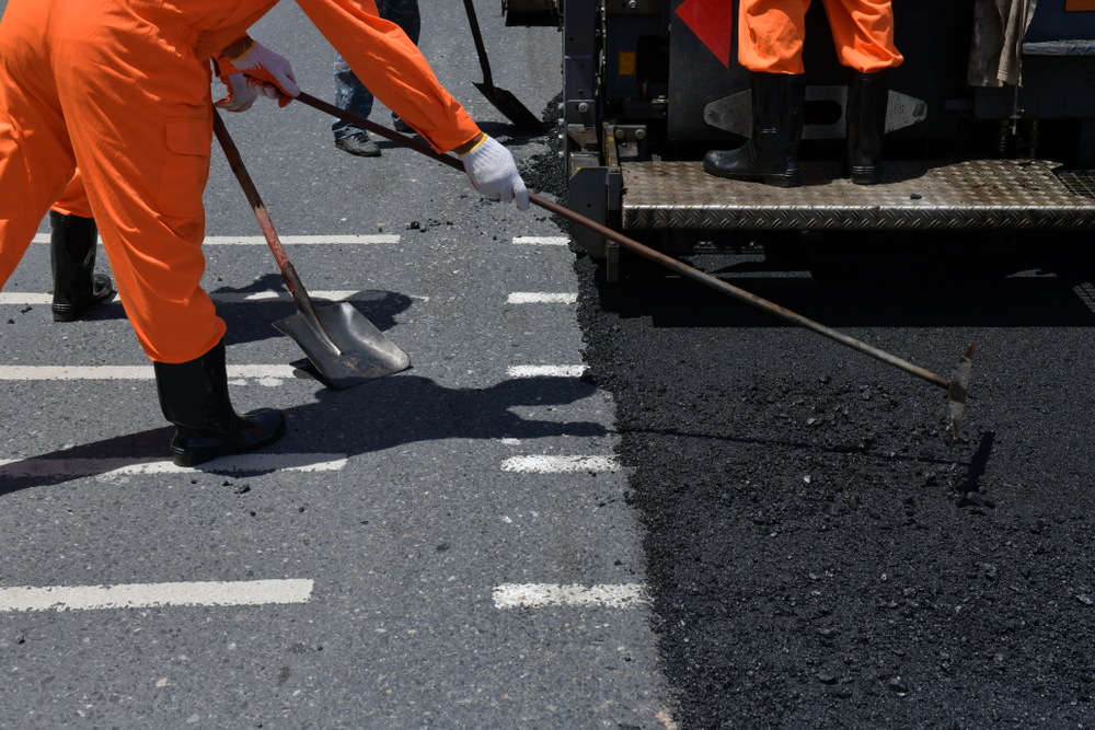 trabajador alistando pavimento en via
